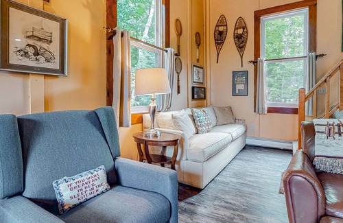 Jamaica Casa | Inviting dog-friendly home with balcony, full kitchen, & washer/dryer