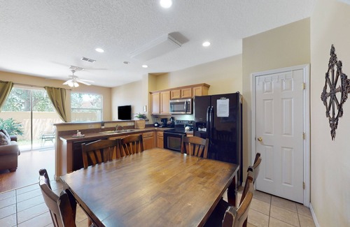 Crestwynd Bay Casa | Inviting dog-friendly townhome with full kitchen, central AC, & W/D