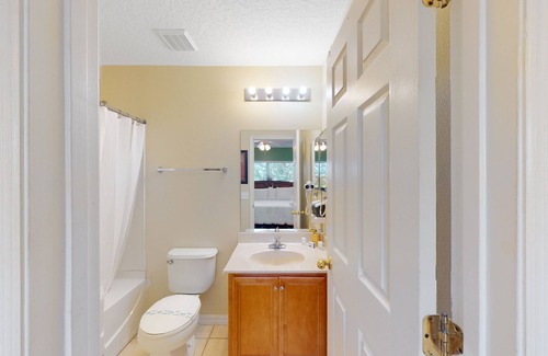 Crestwynd Bay Casa | Inviting dog-friendly townhome with full kitchen, central AC, & W/D