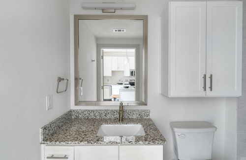 Waller Creek District Apartamento | Inviting Downtown 1BR w/ Deck & Gym, nr Congress Ave, by Blueground