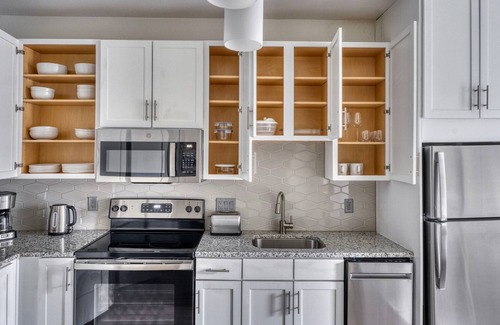 Waller Creek District Apartamento | Inviting Downtown 1BR w/ Deck & Gym, nr Congress Ave, by Blueground