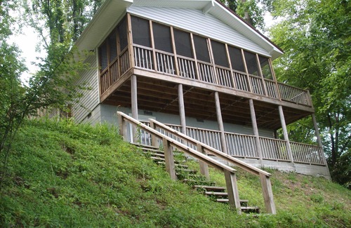 Fancy Gap Casa | Invitando a la cabaña del bosque fuera de la Blue Ridge Parkway con vista