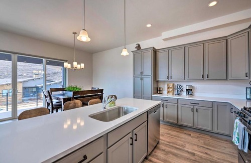 Deer Mountain Casa | Inviting Hideout Townhome with Balcony and Lake Views!
