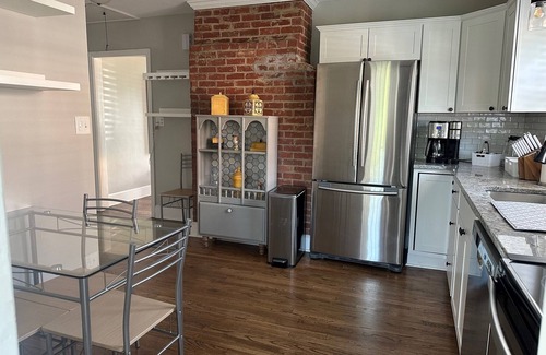Lindley Park Casa | Inviting home in Lindley Park! Short walk to grocery, bars, cafes & coffee shop!