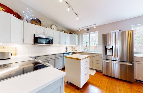 Carbondale Casa | Inviting home with private hot tub, amazing deck & prime location