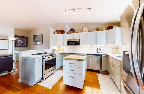 Carbondale Casa | Inviting home with private hot tub, amazing deck & prime location