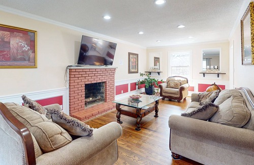 Oxon Hill Casa | Inviting home with pool, hot tub, enclosed yard