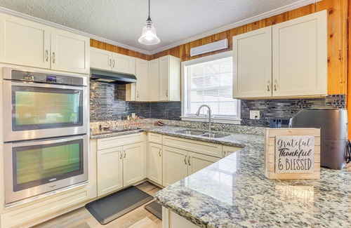 Jacksonville Casa | Inviting Jacksonville Home < Half Mi to University