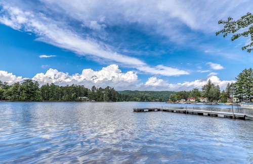 Adirondack Casa | ¡NUEVO LISTADO! Admiten perros, casa frente al lago con muelle, playa de arena, porche cubierto