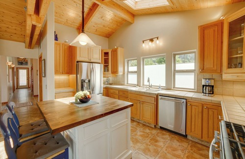 Manchester Casa | Inviting Manchester Home w/ Hot Tub Near Beach!