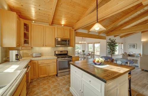 Manchester Casa | Inviting Manchester Home w/ Hot Tub Near Beach!