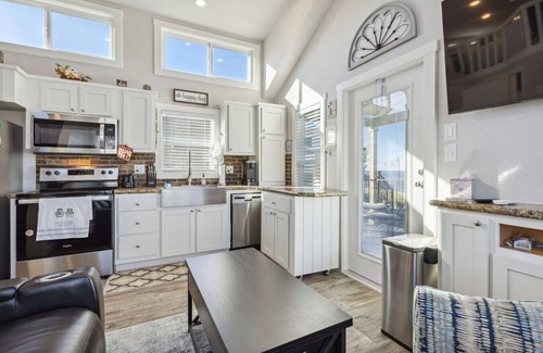 Kerens Casa | Inviting + Modern Tiny Lakehome