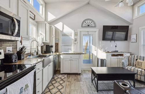 Kerens Casa | Inviting + Modern Tiny Lakehome