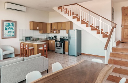 Playa Hermosa Apartamento | Invitando condominio familiar w / piscinas compartidas y cerca de la playa!