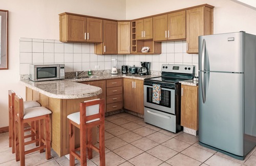 Playa Hermosa Apartamento | Invitando condominio familiar w / piscinas compartidas y cerca de la playa!