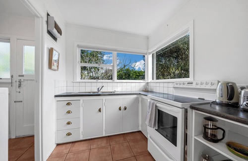 Narrow Neck Casa | Inviting Outdoor Patio and Bright Interiors