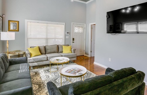 Quincy Casa | Inviting Quincy Cottage Walk to Historic Downtown