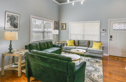 Quincy Casa | Inviting Quincy Cottage Walk to Historic Downtown