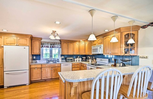 Quincy Casa | Inviting Quincy Home Rental w/ Outdoor Pool!