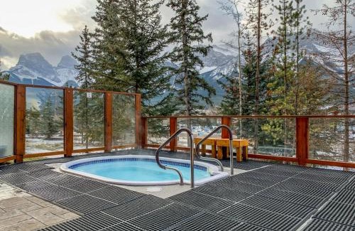 Canmore Apartamento | Inviting Rocky Mountain HOT TUB in Top Rated Condo managed by Little Sister Getaways