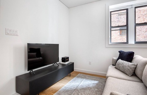 SoHo Apartamento | Inviting SoHo 1BR w/ Outdoor Space & In-Unit W/D, by Blueground