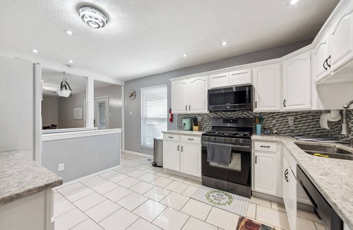 Mehlville Casa | Inviting St Louis Home w/ Deck Near Forest Park!