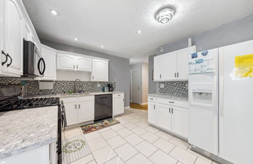 Mehlville Casa | Inviting St Louis Home w/ Deck Near Forest Park!