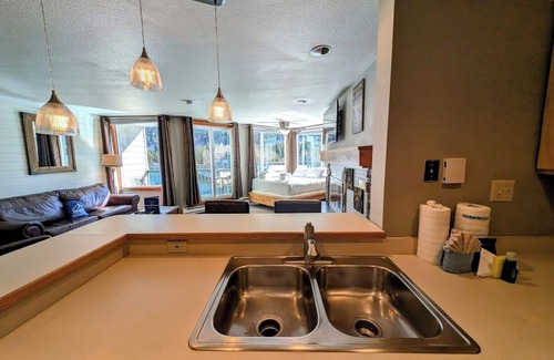 Lakeside Village Condominio | Brillante estudio abierto que funcionaría bien para un grupo de 4 con mucho espacio para su viaje a Keystone.