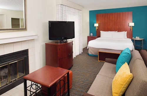 Ontario Hotel | Inviting Studio with Full Kitchen | Outdoor Pool Access