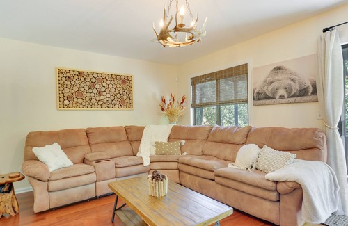 Vernon Condominio | Inviting Vernon Township Vacation Rental w/ Decks