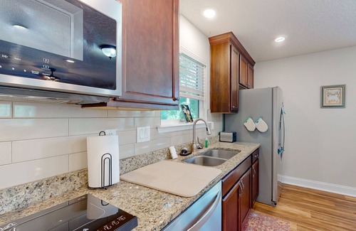 Fernandina Beach Cabaña | Inviting waterfront cottage w separate garage apartment and stunning marsh view