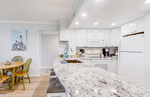 Edisto Island Condominio | Inviting waterfront condo with marsh view, pool, balcony, central AC, & W/D