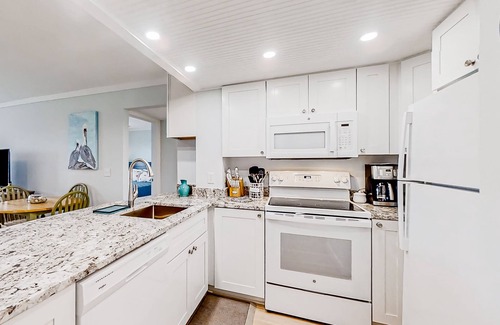 Edisto Island Condominio | Inviting waterfront condo with marsh view, pool, balcony, central AC, & W/D