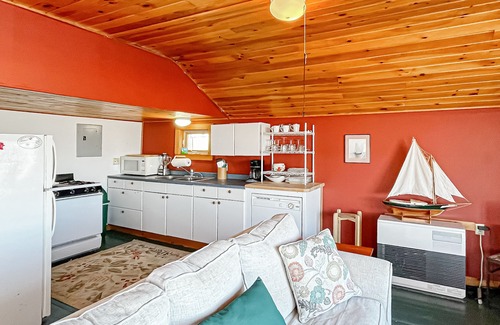 Bernard Casa | Inviting waterfront apartment with balcony, full kitchen, & stunning view