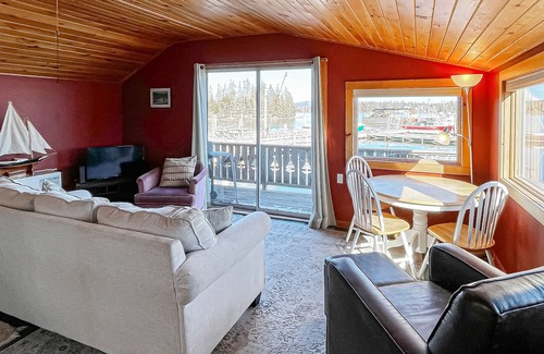 Bernard Casa | Inviting waterfront apartment with balcony, full kitchen, & stunning view