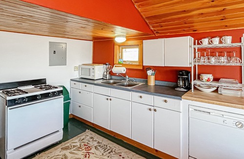 Bernard Casa | Inviting waterfront apartment with balcony, full kitchen, & stunning view