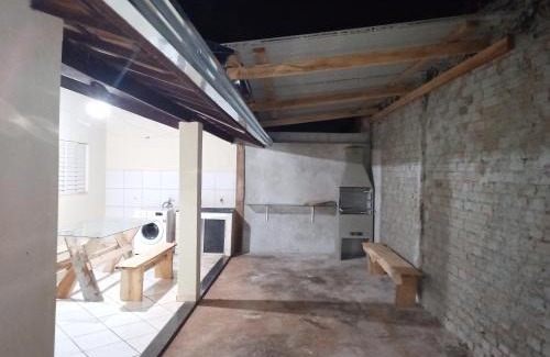 Aracatuba Casa | Iporã casa simples Ar-cond, wi-fi, smartv, máquina de lavar 6 pessoas, equipado com churrasqueira, garagem para 4 carros sendo 2 coberta, Hop Independente