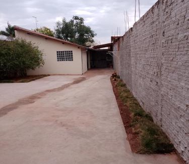 Aracatuba Casa | Iporã casa simples Ar-cond, wi-fi, smartv, máquina de lavar 6 pessoas, equipado com churrasqueira, garagem para 4 carros sendo 2 coberta, Hop Independente