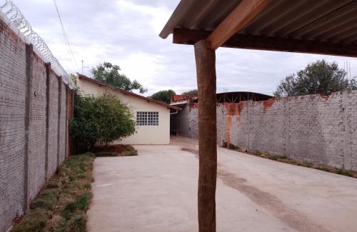 Aracatuba Casa | Iporã casa simples Ar-cond, wi-fi, smartv, máquina de lavar 6 pessoas, equipado com churrasqueira, garagem para 4 carros sendo 2 coberta, Hop Independente