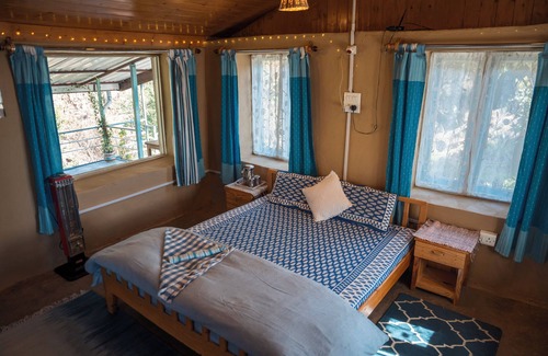 Palampur Casa | Ira's Hideaway "Casa de barro y bambú con vistas a Palampur '