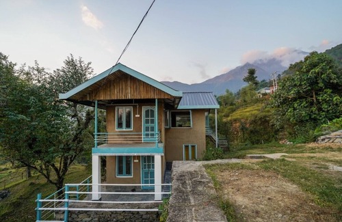 Palampur Casa | Ira's Hideaway "Casa de barro y bambú con vistas a Palampur '