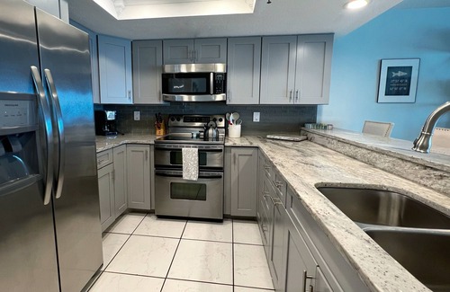 Independence Square Condominio | Vacaciones de verano ahora en Pier House 303 con cocina y muebles nuevos