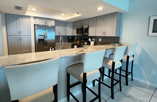 Independence Square Condominio | Vacaciones de verano ahora en Pier House 303 con cocina y muebles nuevos