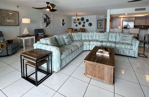 Independence Square Condominio | Vacaciones de verano ahora en Pier House 303 con cocina y muebles nuevos