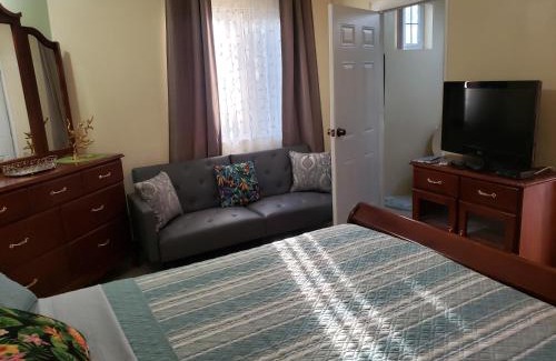 Caribbean Estates Casa | Irie HideAway - Private Studio in Gated Community -Caribbean Estates, Portmore