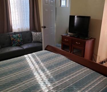 Caribbean Estates Casa | Irie HideAway - Private Studio in Gated Community -Caribbean Estates, Portmore