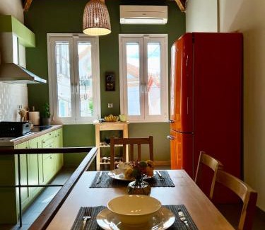 Lesvos Apartamento | Iriki Loft, ένας ατμοσφαιρικός ρετρό χώρος στην Ερμού