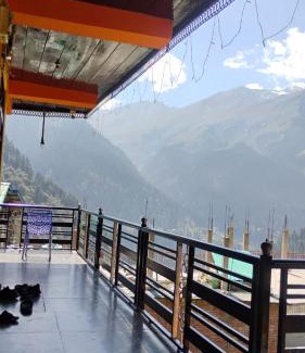 Tosh Hotel | Iris cafe and cozy stay