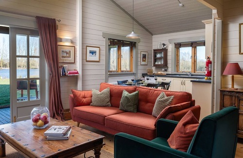 Ampney Crucis Cabina | Iris Lodge - sleeps 4 guests in 2 bedrooms