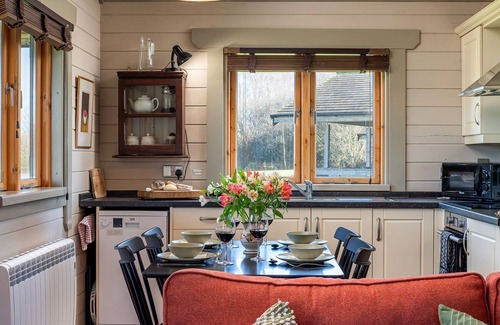 Ampney Crucis Cabina | Iris Lodge - sleeps 4 guests in 2 bedrooms